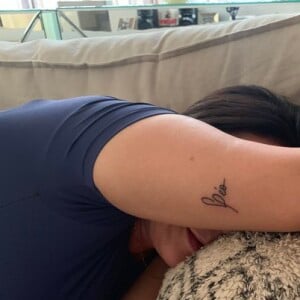 Marilia Mendonça mostrou tatuagem que a mãe, Ruth, fez em homenagem ao neto