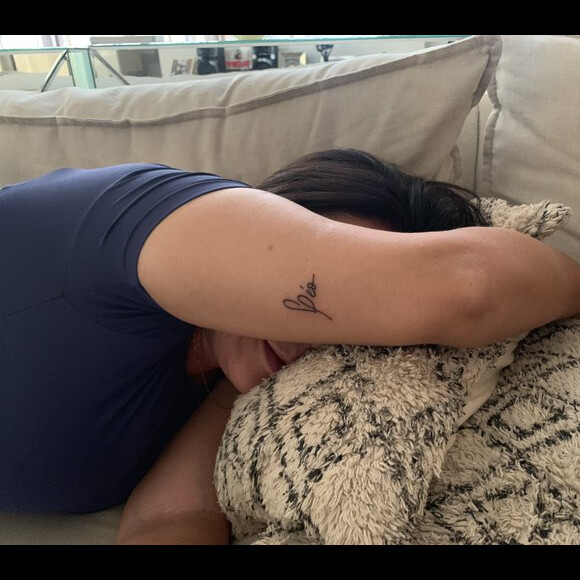 Marilia Mendonça mostrou tatuagem que a mãe, Ruth, fez em homenagem ao neto