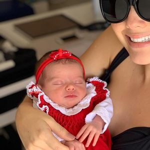 Thaeme Mariôto busca referência de estilo para filha na web