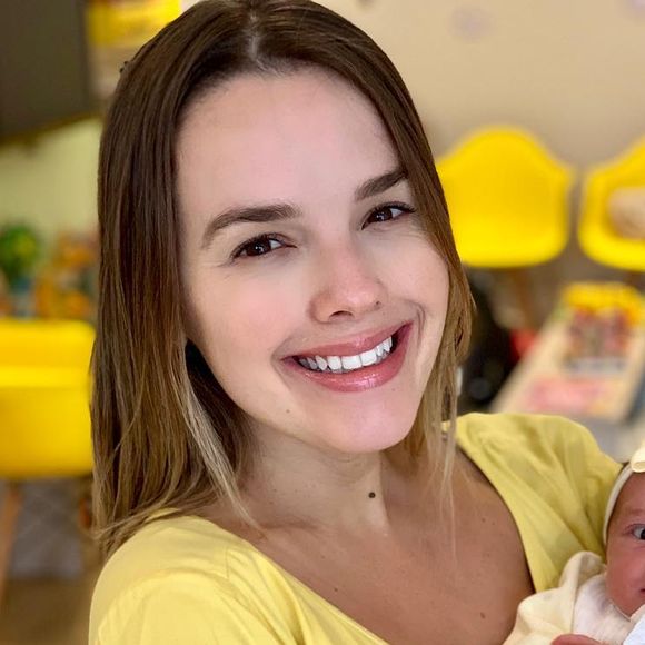 Thaeme Mariôto combinou cor do look com a filha, Liz