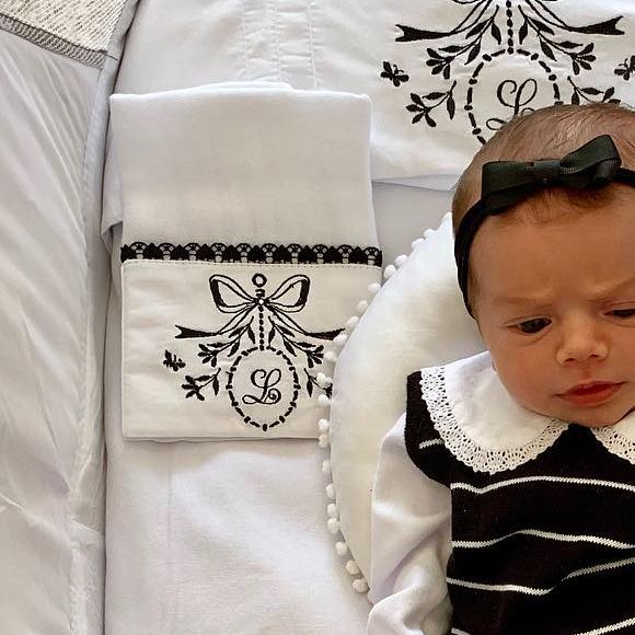 Filha de Thaeme Mariôto, Liz usou listras e arrasou no look