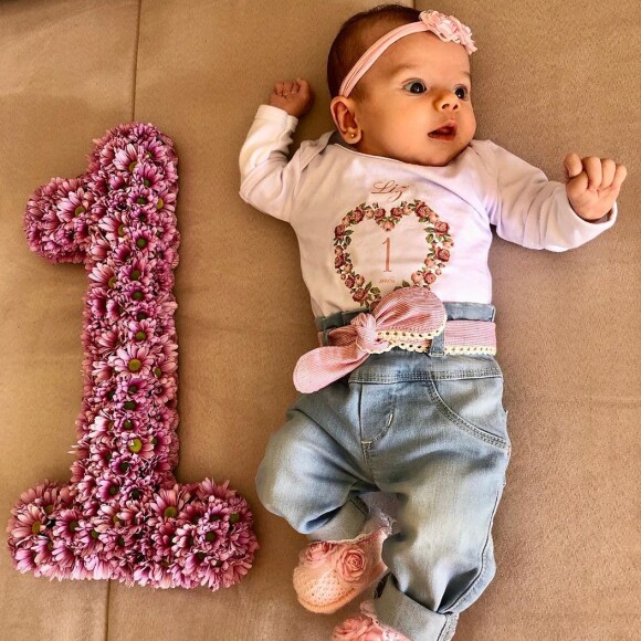 Filha de Thaeme usou calça jeans e blusa bordada com coraçõezinhos para celebrar 1 mês