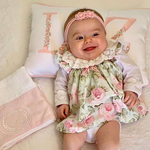 Filha de Thaeme, Liz é adepta de acessórios como lacinhos com fitinhas