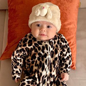 Filha de Thaeme, Liz usou um look com estampa de oncinha