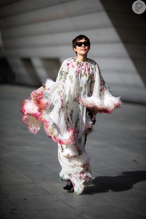 Vestido longo com estampa floral e franjas, para um look statement