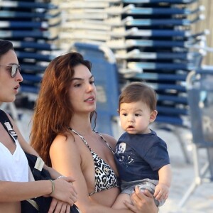 Isis Valverde escolheu a praia da Barra da Tijuca