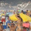 Isis Valverde chamou a atenção na praia da Barra da Tijuca