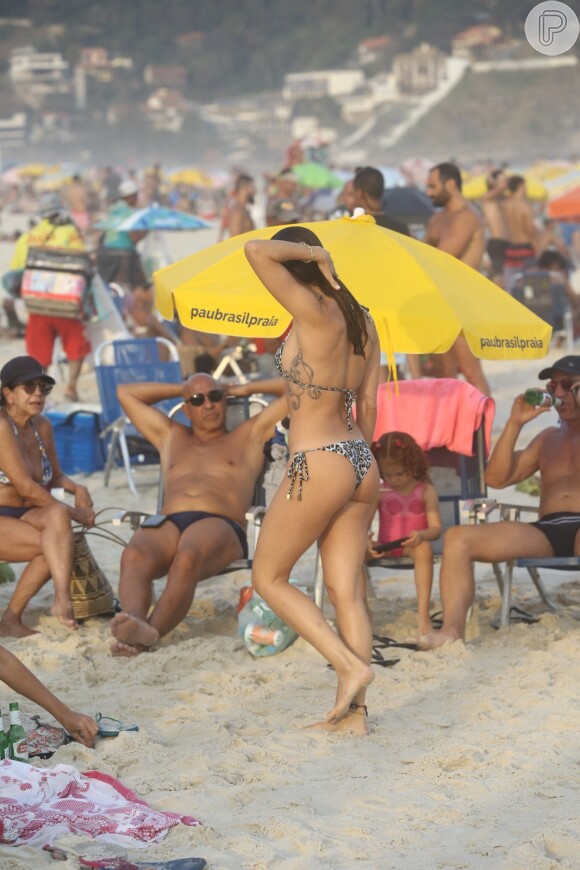 Isis Valverde chamou a atenção na praia da Barra da Tijuca