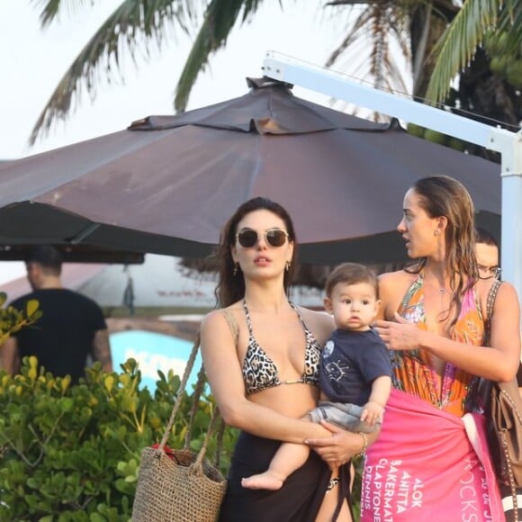 Isis Valverde deixou a praia no fim de tarde com o filho, Rael