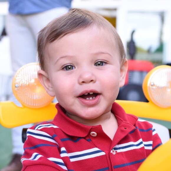 Filho mais novo de Andressa Suita, Gabriel ficou todo sorridente ao ouvir a mãe cantar