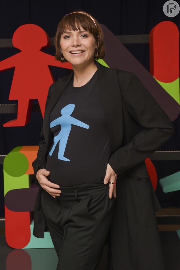 Grávida do primeiro filho, Letícia Colin posou segurando o barrigão no bastidor do 'Criança Esperança'