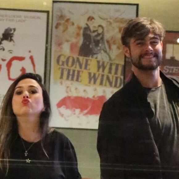 Tatá Werneck brincou com fotógrafos ao ser clicada em dia de shopping com o noivo, Rafael Vitti