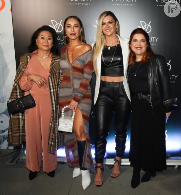 Sabrina Sato, Mirella Santos, dona Kika Sato e Fernanda Motta foi para evento de beleza nesta terça-feira, dia 20 de agosto de 2019