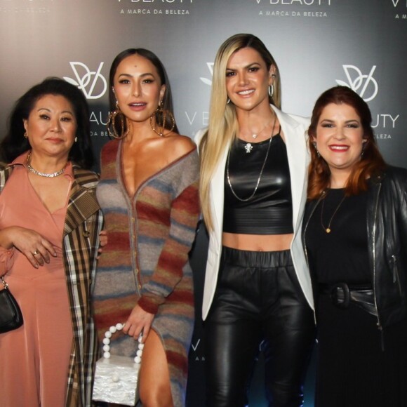 Sabrina Sato, Mirella Santos, dona Kika Sato e Fernanda Motta foi para evento de beleza nesta terça-feira, dia 20 de agosto de 2019