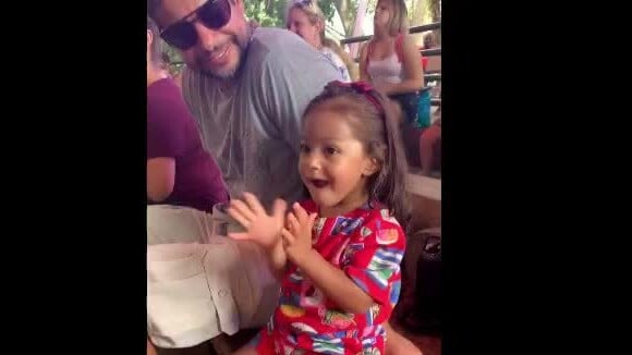 Juliana Alves está curtindo férias em família por parques dos EUA com o marido, Ernani Nunes, e a filha, Yolanda, de 1 ano