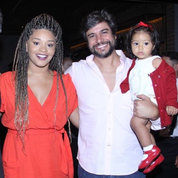 Juliana Alves, o marido, Ernani Nunes, e a filha, Yolanda, de 1 ano, também já se divertiram em parque aquático e se refrescaram do calor