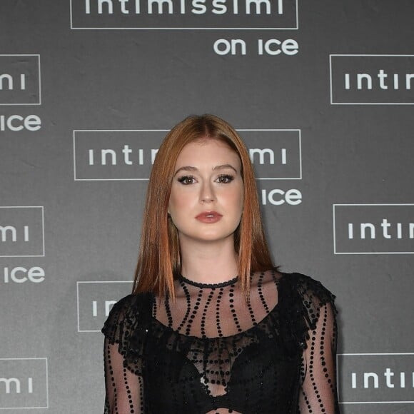 Marina Ruy Barbosa usou vestigo longo transparente da Gucci em desfile da Intimissimi na Itália