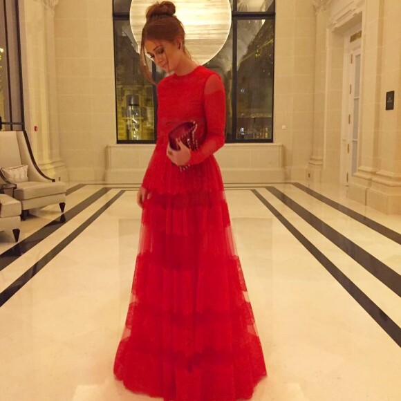 Marina Ruy Barbosa já apostou em vestido longo Valentino com coque e clutch no mesmo tom