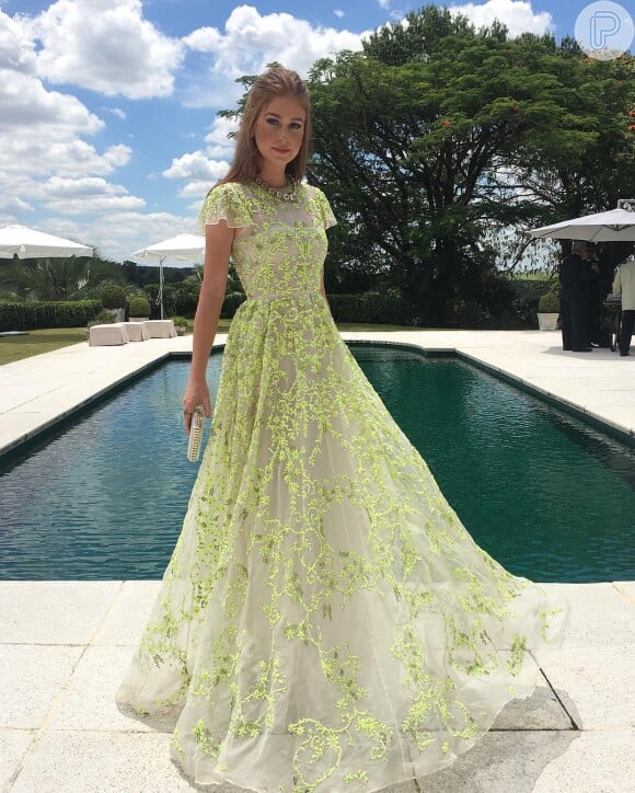 Marina Ruy Barbosa optou por um vestido com detalhes neon Valentino para ser madrinha de casamento de um casal de amigos
