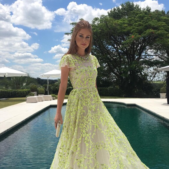 Marina Ruy Barbosa optou por um vestido com detalhes neon Valentino para ser madrinha de casamento de um casal de amigos