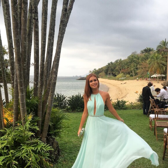 Marina Ruy Barbosa é fã de vestidos fluidos, como esse em tom lavado de menta usado por ela em casamento de amigos