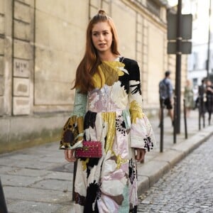 Marina Ruy Barbosa usou vestido longo superflorido com mangas bufantes para ver o desfile da marca na França em 2018