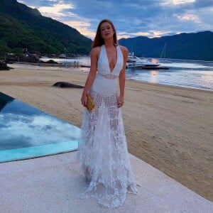 Marina Ruy Barbosa evidenciou suas curvas com vestido transparente para o Ano Novo