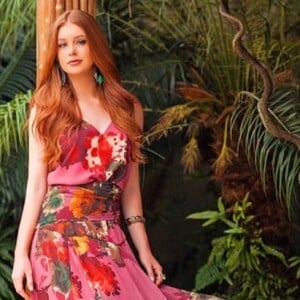 Marina Ruy Barbosa brilhou em longo floral com fundo rosa