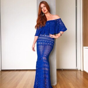 Marina Ruy Barbosa também é fã de vestido em crochê: nesse modelo azul, o decote ombro a ombro se destacou