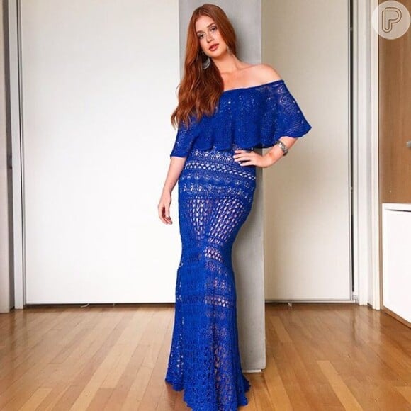 Marina Ruy Barbosa também é fã de vestido em crochê: nesse modelo azul, o decote ombro a ombro se destacou