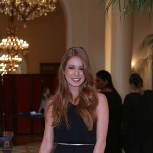 Marina Ruy Barbosa usou vestido longo preto com fenda para premiação no Copacabana Palacce