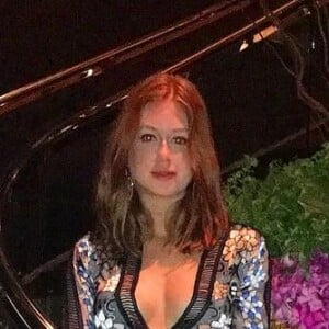 Marina Ruy Barbosa valorizou o busto com longo floral com detalhes rendados