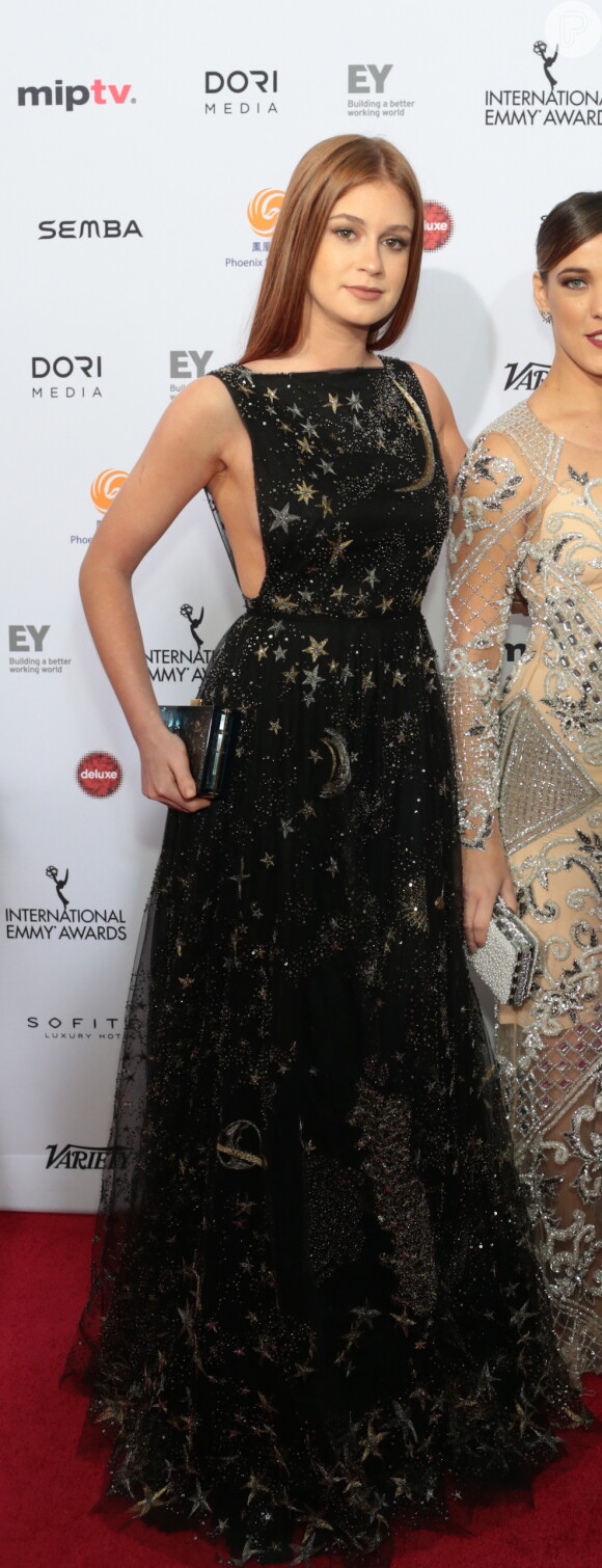 Marina Ruy Barbosa usou vestido preto Valentino na premiação do Emmy