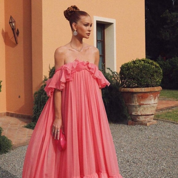 Marina Ruy Barbosa usou vestido romântico com volume em casamento de amiga