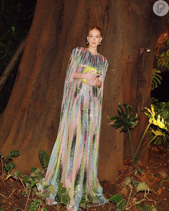 Vestido longo com brilho de Marina Ruy Barbosa: essa opção é multicolorida e exuberante