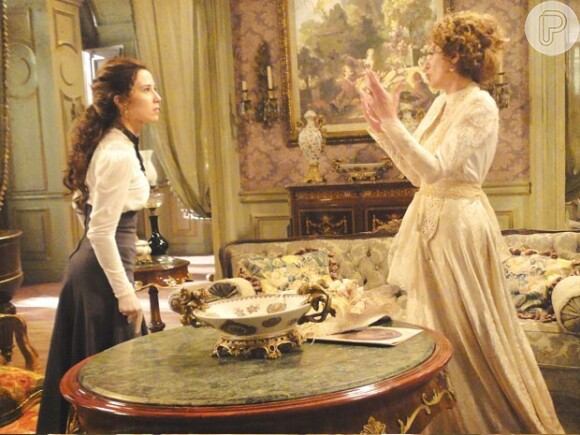 Laura (Marjorie Estiano) e Constância (Patrícia Pillar) discutem em cena da primeira fase de 'Lado a Lado'