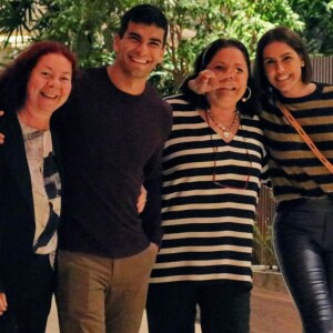 Deborah Secco e o marido, Hugo Moura, jantam com a família no shopping Village Mall