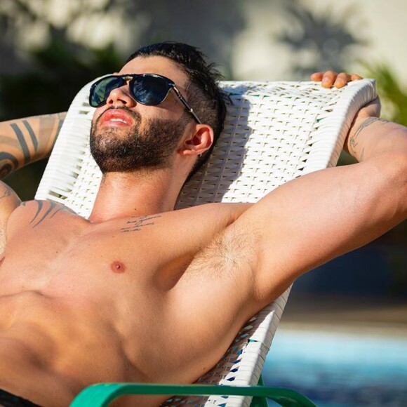 Gusttavo Lima apareceu sem camisa em foto e, na legenda, escreveu: 'Vitamina D'