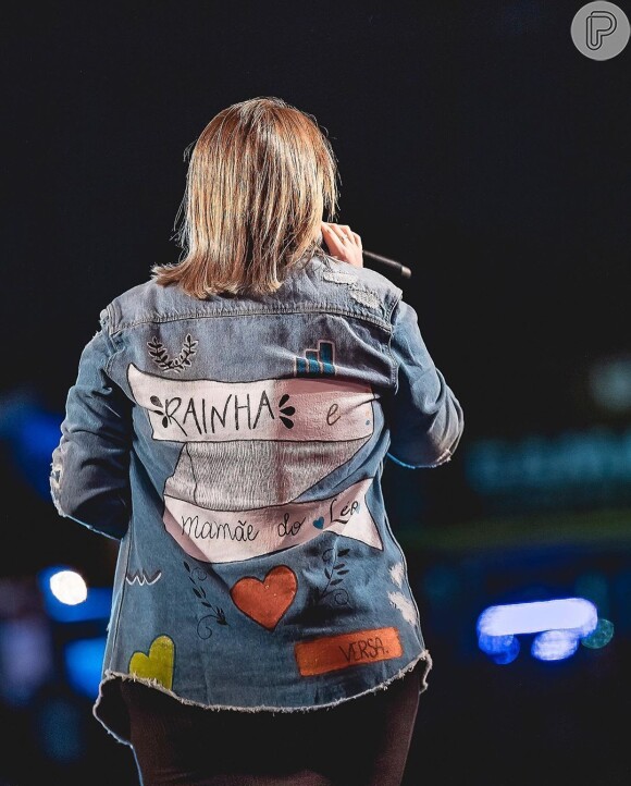 Marilia Mendonça usa casaco com faixa escrito 'rainha e mamãe do Léo' em look de show nesta sexta-feira, dia 23 de agosto de 2019