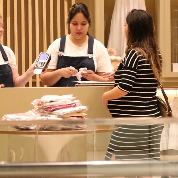 Tatá Werneck fez compras em loja de roupas infantis