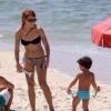 Mariah Rocha curte praia do Rio na companhia do filho e de amigos