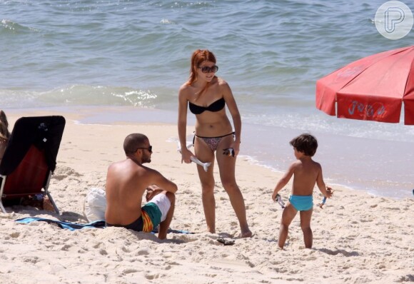 Mariah Rocha curte praia do Rio na companhia do filho e de amigos