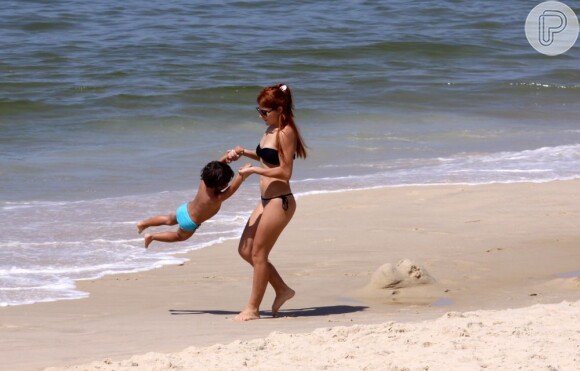 Mariah Rocha brinca com o filho na praia de Ipanema, no Rio
