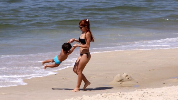 Mariah Rocha mostra corpo enxuto e brinca com o filho em praia do Rio