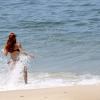 Mariah Rocha entra no mar