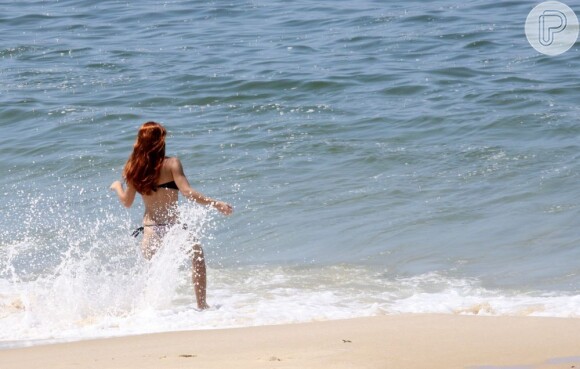 Mariah Rocha entra no mar