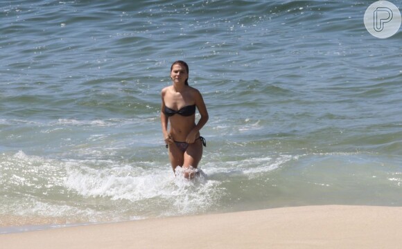 Mariah Rocha mostra boa forma na praia