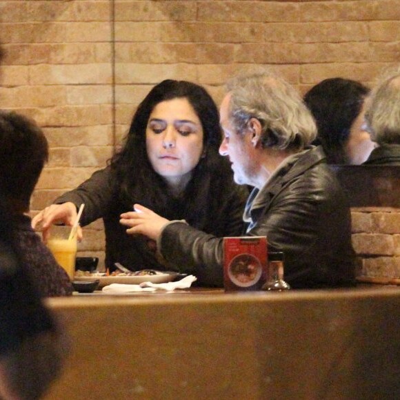 Letícia Sabatella e Daniel Dantas, jantam juntos e trocam beijos em restaurante da zona sul do Rio de Janeiro, nesta segunda-feira, 26 de agosto de 2019