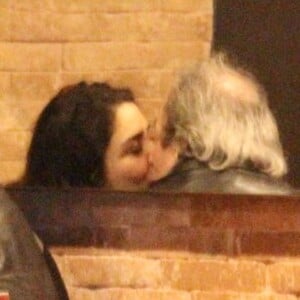 Letícia Sabatella e Daniel Dantas, jantam juntos e trocam beijos em restaurante da zona sul do Rio de Janeiro, nesta segunda-feira, 26 de agosto de 2019