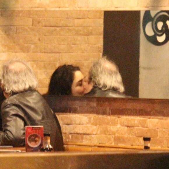 Letícia Sabatella e Daniel Dantas, jantam juntos e trocam beijos em restaurante da zona sul do Rio de Janeiro, nesta segunda-feira, 26 de agosto de 2019